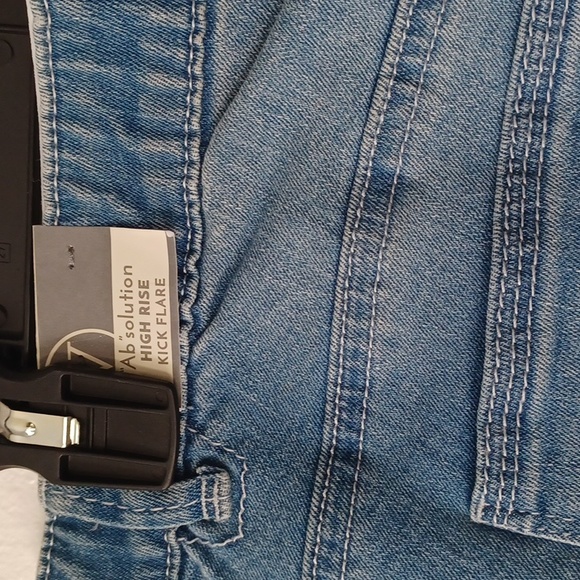 New Jeans High Rise Light Blue Denim Flare Strectchy Curvy 14W, inseam 24 inches - Picture 8 of 9